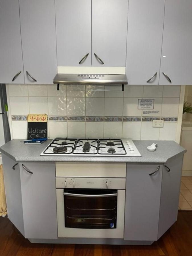 Pet Friendly Cottage In Torquay - Hervey Bay 430M Or 5 Min Walk To Dog Friendly Shelly Beach Buitenkant foto